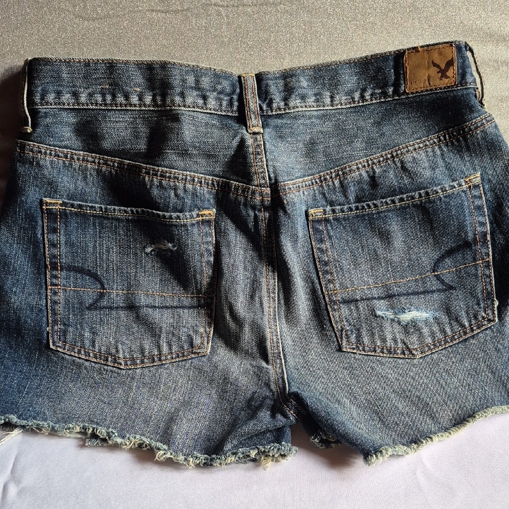 American Eagle Blue Denim Jean Shorts Distressed Size 4, NWT Button Fly - Picture 3 of 3
